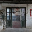 Tür in einer verlassenen Papierfabrik