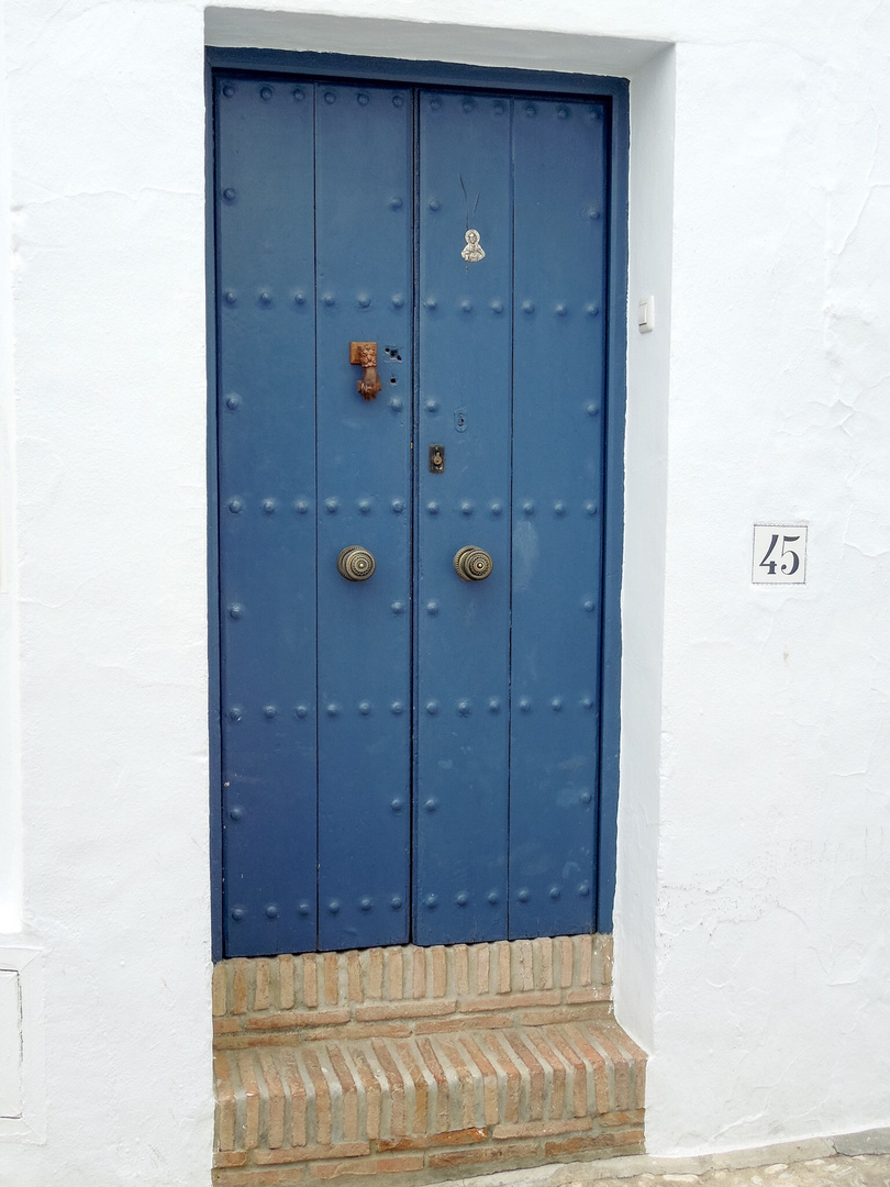 Tür in Frigiliana, Andalusien