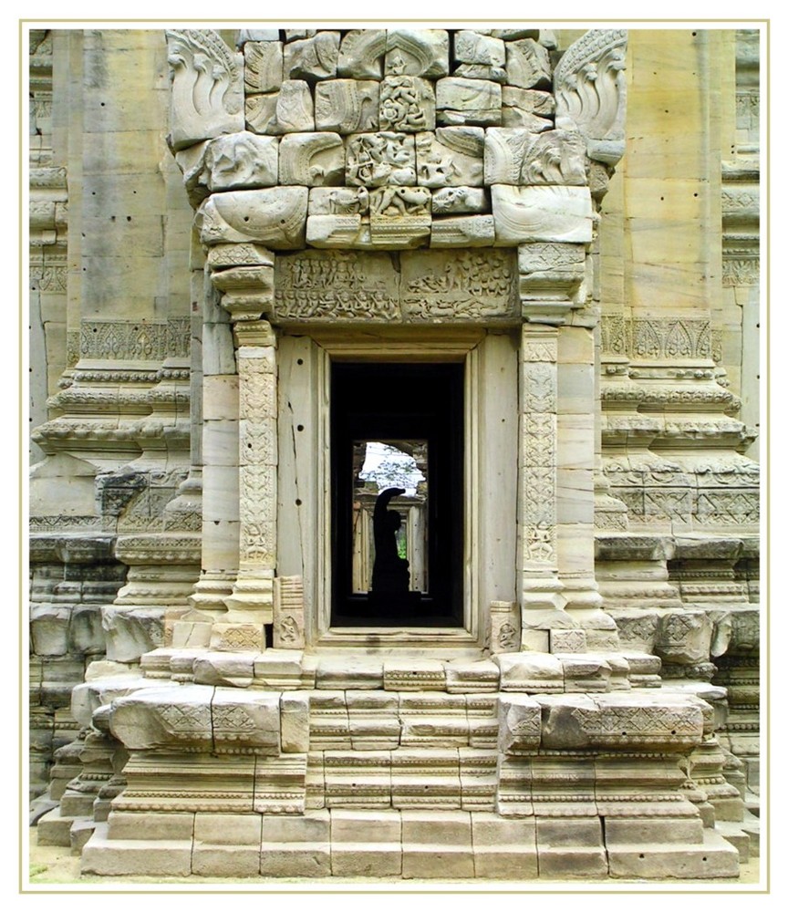 Tür mit Relief in Phimai- Thailand