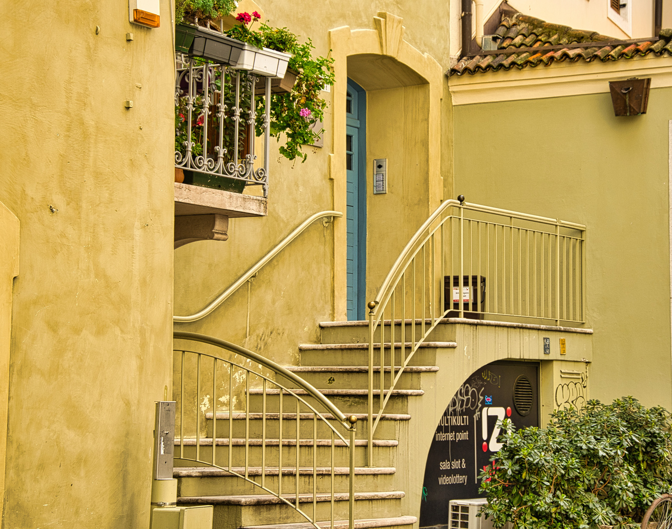 Tür mit Treppe / Bozen