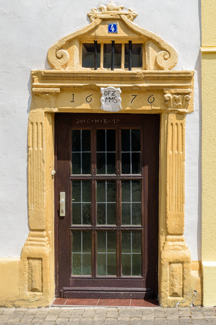 Tür mit vielen Zahlen in Saarburg