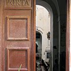 "TÜR" / "PORTA"