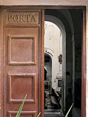 "TÜR" / "PORTA"