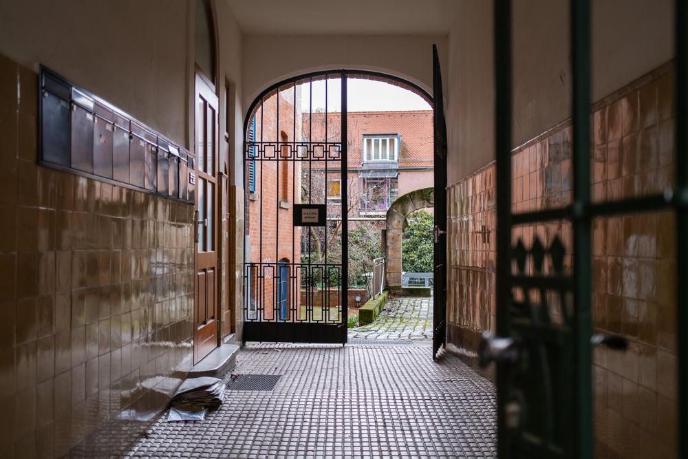 Tür zum Hinterhof Foto & Bild | architektur, stadtlandschaft