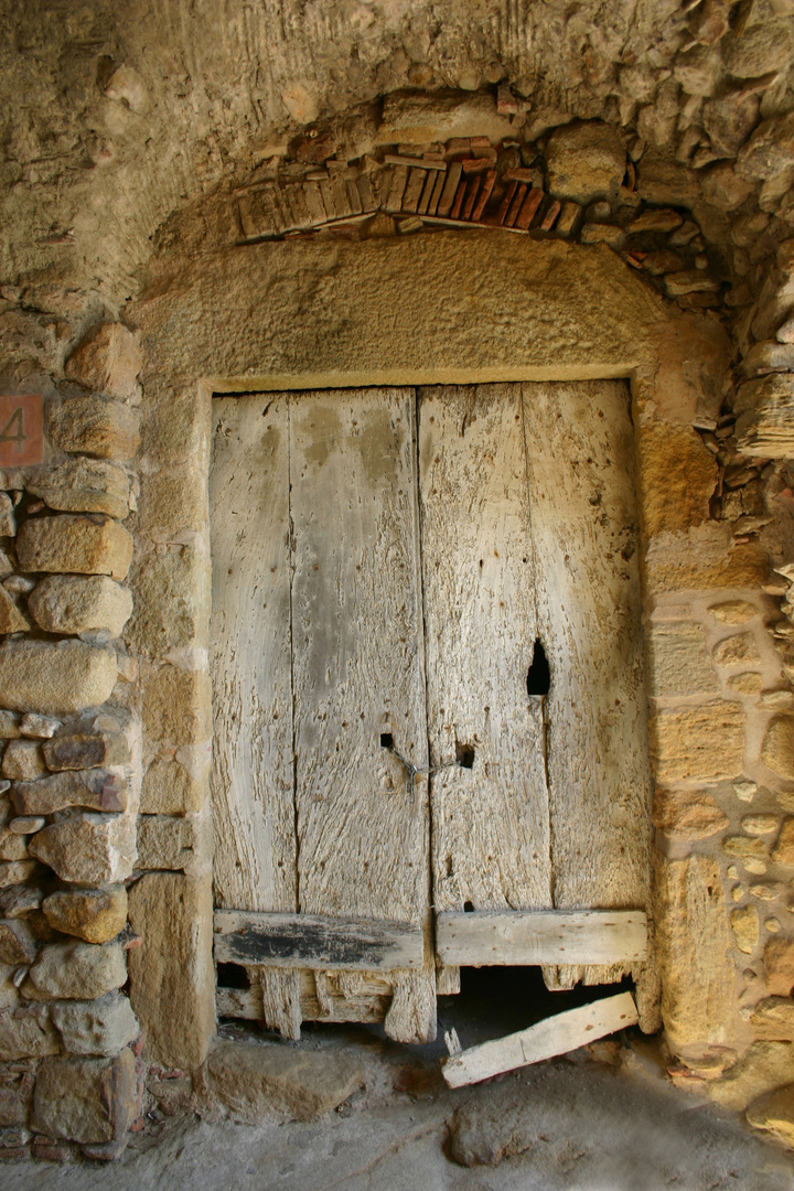 Türe in der Altstadt von Peratallada -Costa Brava