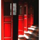 Türen eines Chinesischen Tempels bei Hue