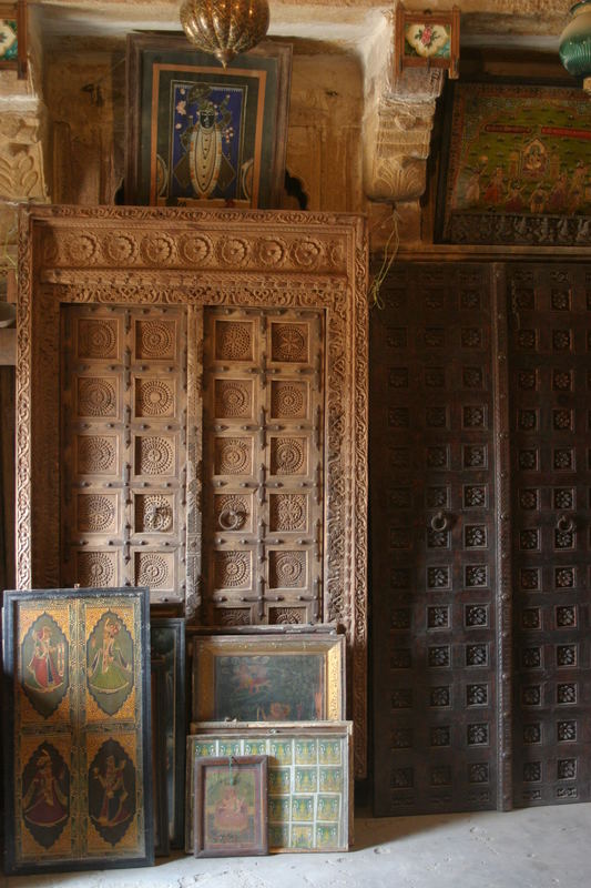 Türen und Bilder in einem Haveli in Jaisalmer