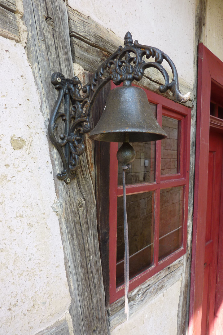 Türglocke am Cafe "Zur schwarzen Küche" im historischen Runddorf Tiefengruben/Thüringen