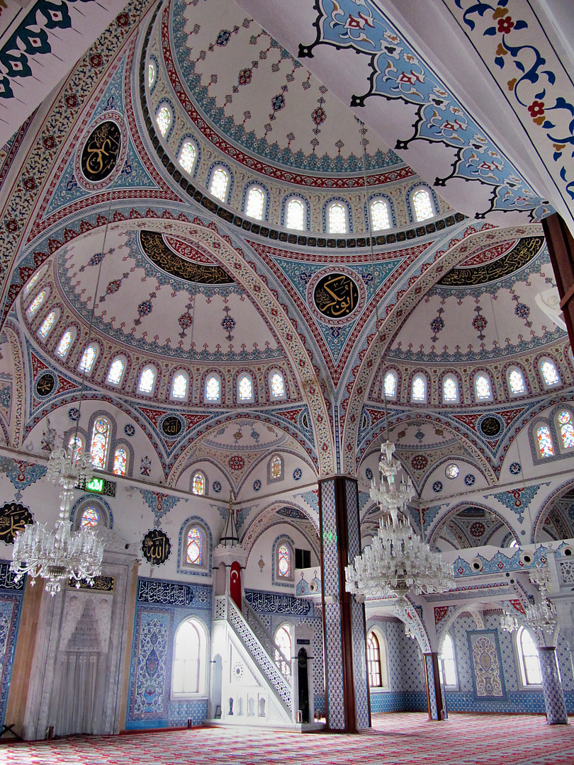 Türkei: Blick in die Central-Moschee von Manavgat