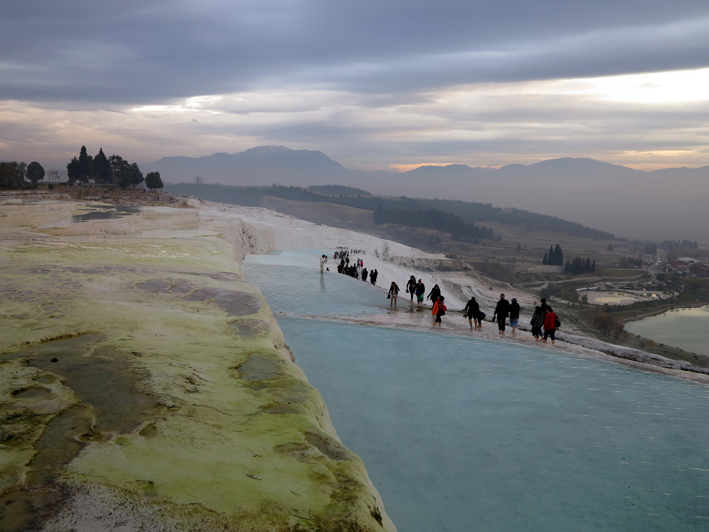 TÜRKEI - vorsichtlich in Pamukkale gehen