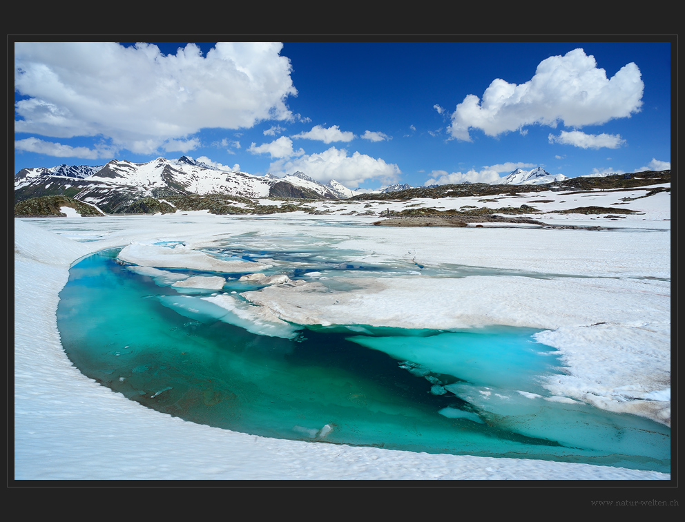 Türkisblaue Schneeschmelze