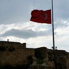 Türkische Fahne über Kastamonu auf halbmast