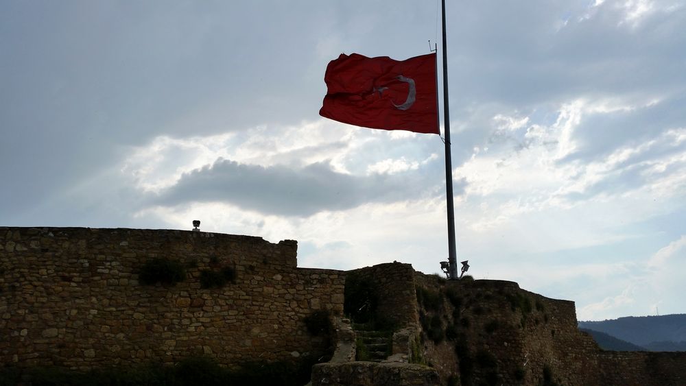 Türkische Fahne über Kastamonu auf halbmast