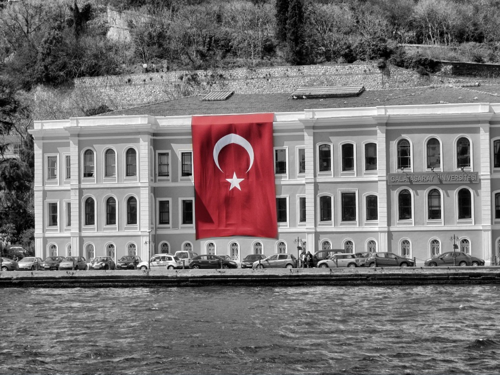 Türkische Flagge am Bosporus