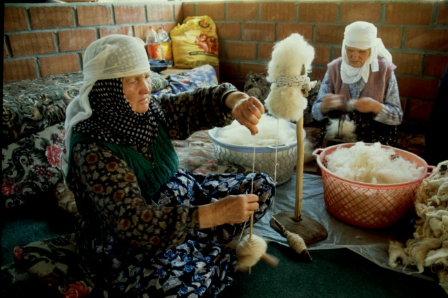 Türkische Frauen bei Fäden ziehen