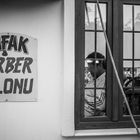 Türkischer Barbier wartet auf Kundschaft