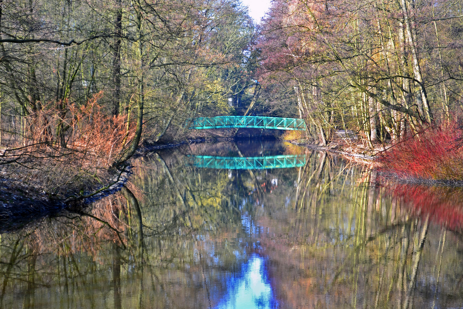 Türkise Brücke im Frühling