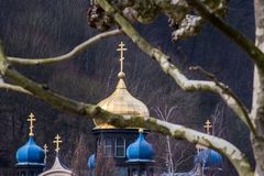 Türmchen der Russische Kirche in Bad Ems mal durch die Bäume