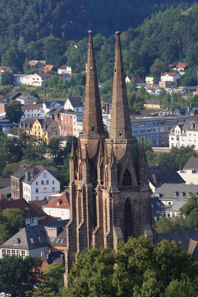 Türme der Elisabethkirche zu Marburg in der Abendsonne