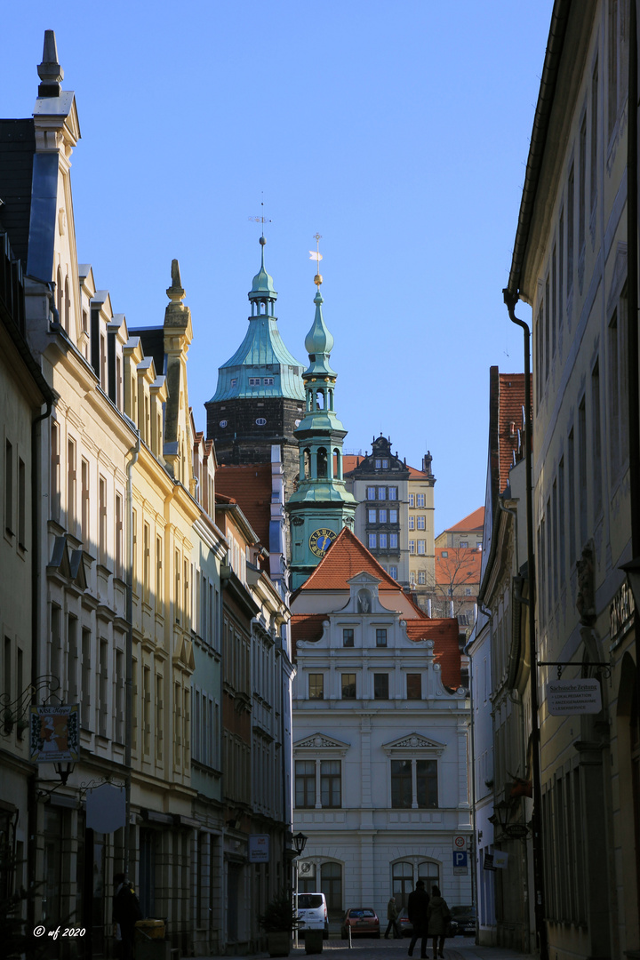 Türme durch eine Gasse gesehen