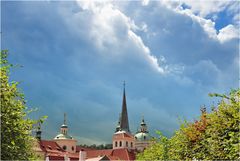 TÜRME MIT GEWITTERWOLKE