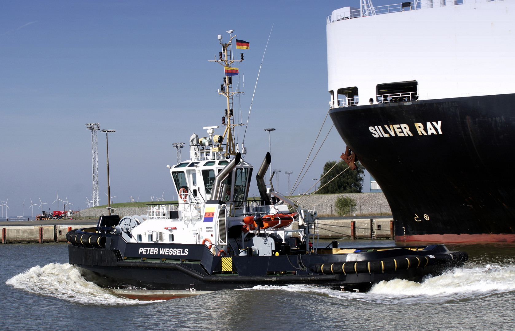 Tug Peter Wessels in front of Silver Ray in Emden _DSC6039
