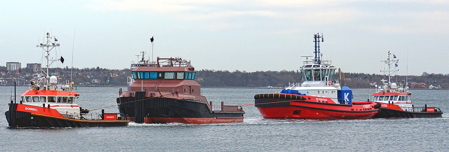 ..TUG´s im "Gänsemarsch" an der langen Leine in den NOK