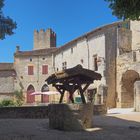 Tuiles et créneaux  - Une place de Larressingle