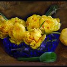 Tulipanes amarillos en vaso  de cristal azul