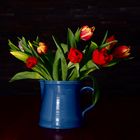 Tulpen in blauem Krug