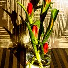 Tulpen in einer gläsernen Vase und Tapetenreste