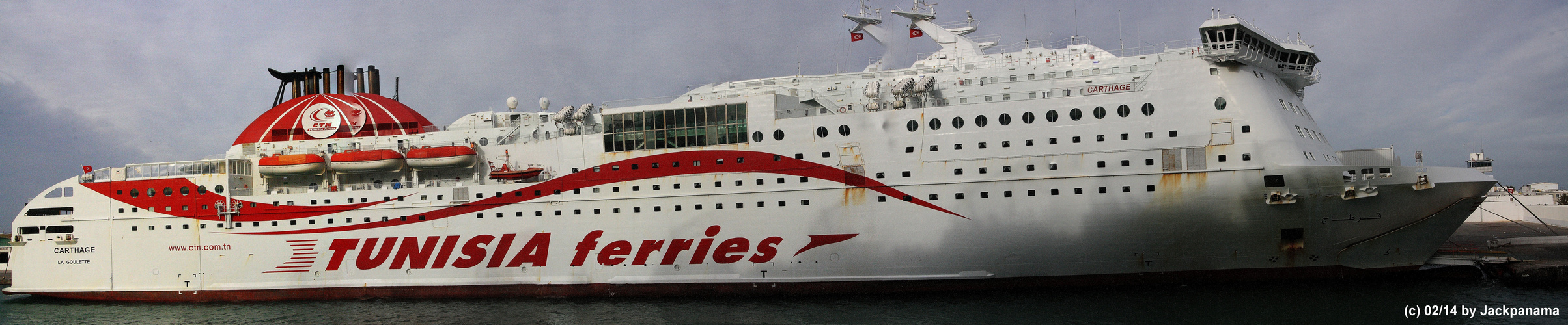 Tunesische Autofähre im Hafen La Goulette (Tunesien)