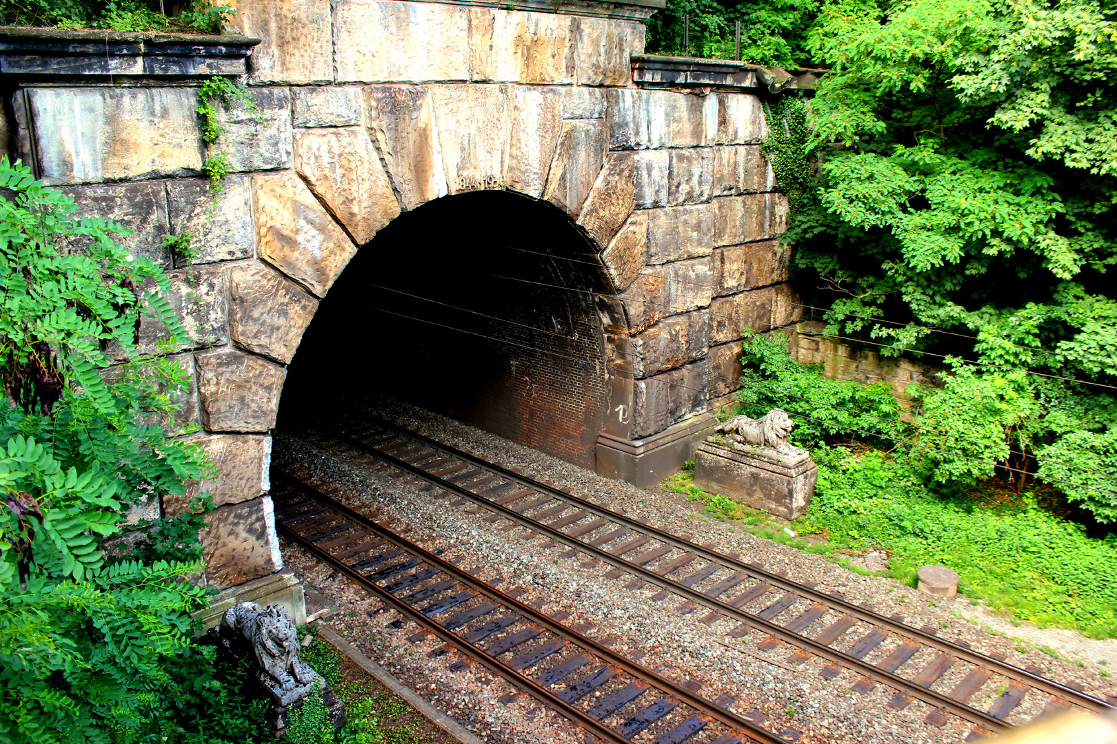 TUNNEL