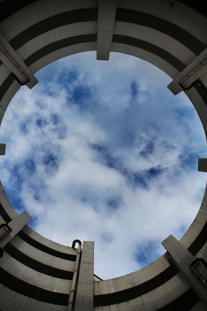 Tunnel-Blick im Parkhaus