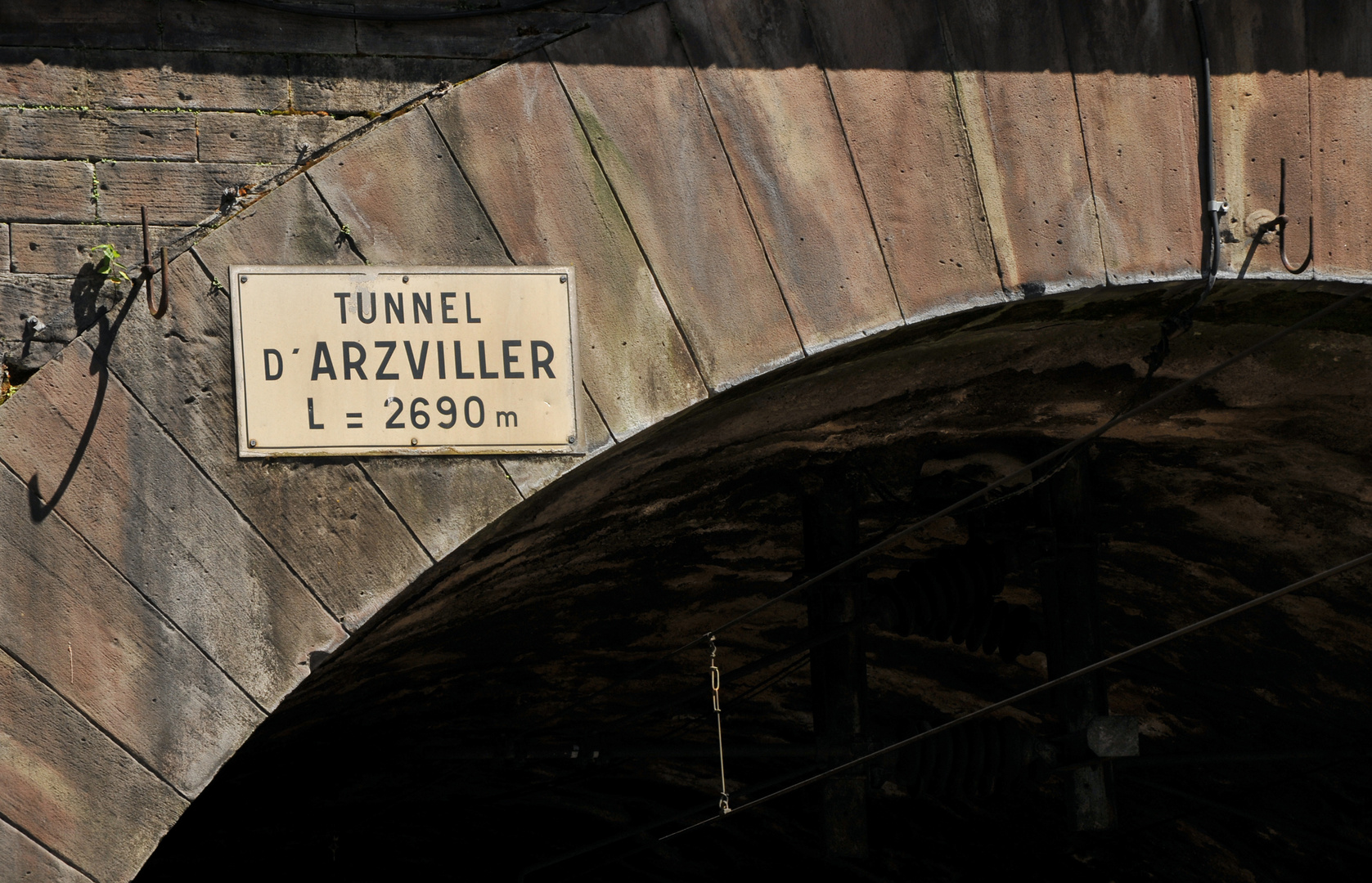 Tunnel d´Arzviller = 2690 m