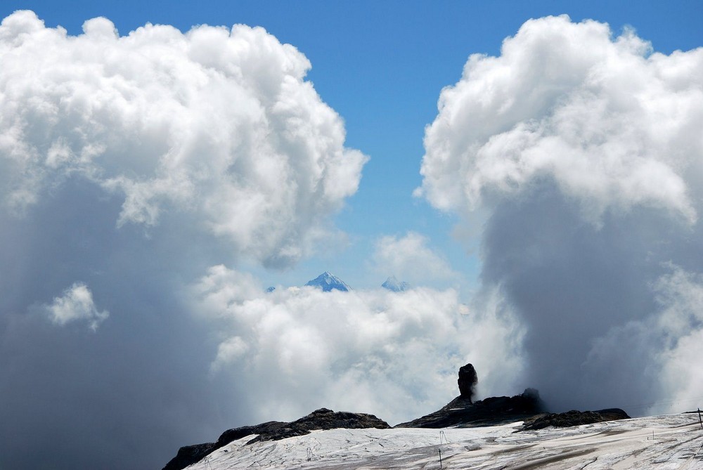 Tunnel de nuages sur la Quille du Diable