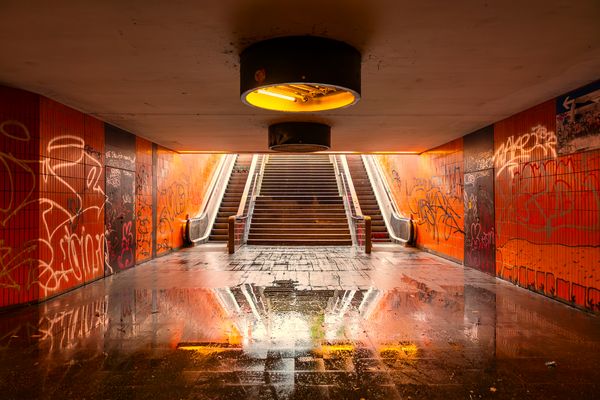 Tunnel des Grauens mit Neonsonne und Pfützenmeer