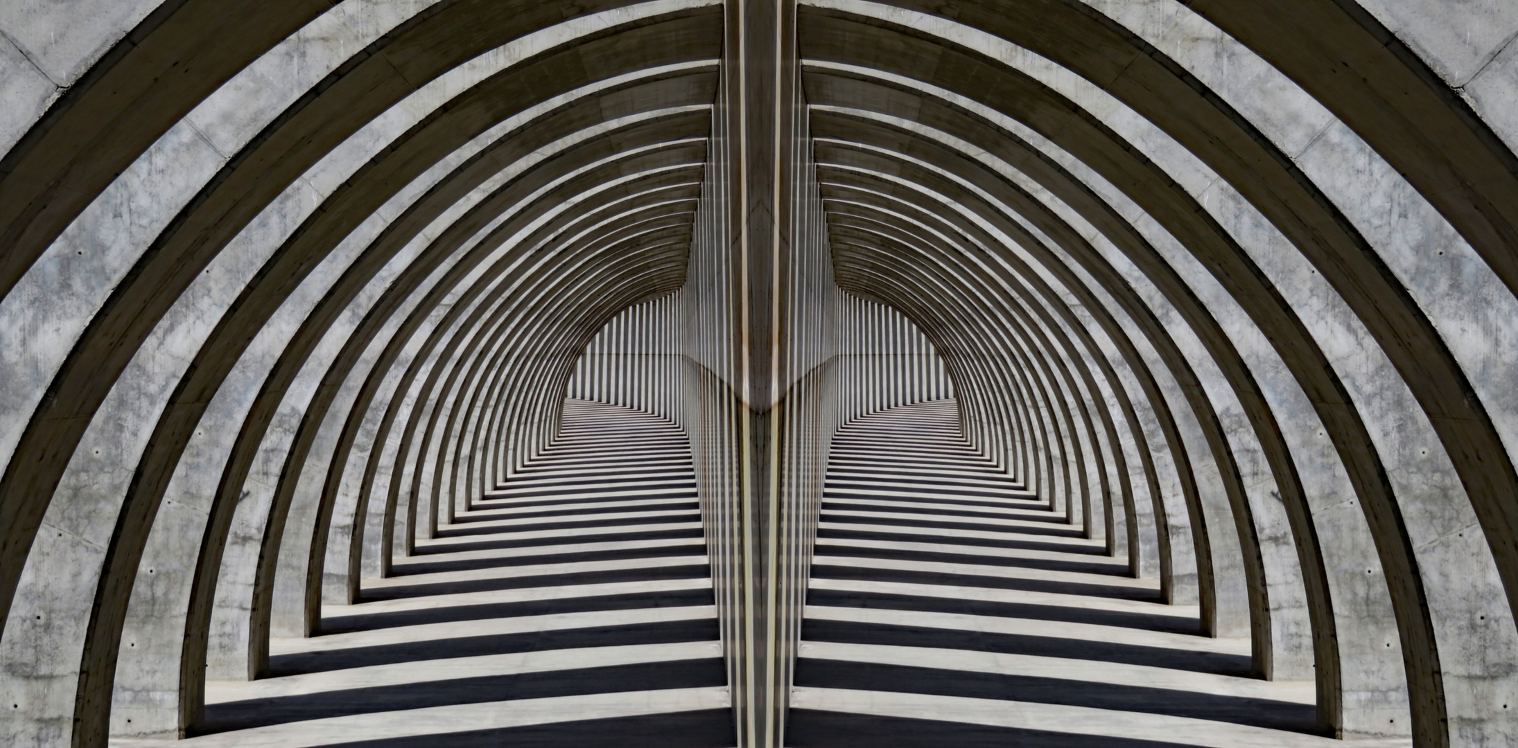 Tunnel in Hafen von Tazacorte gespiegelt