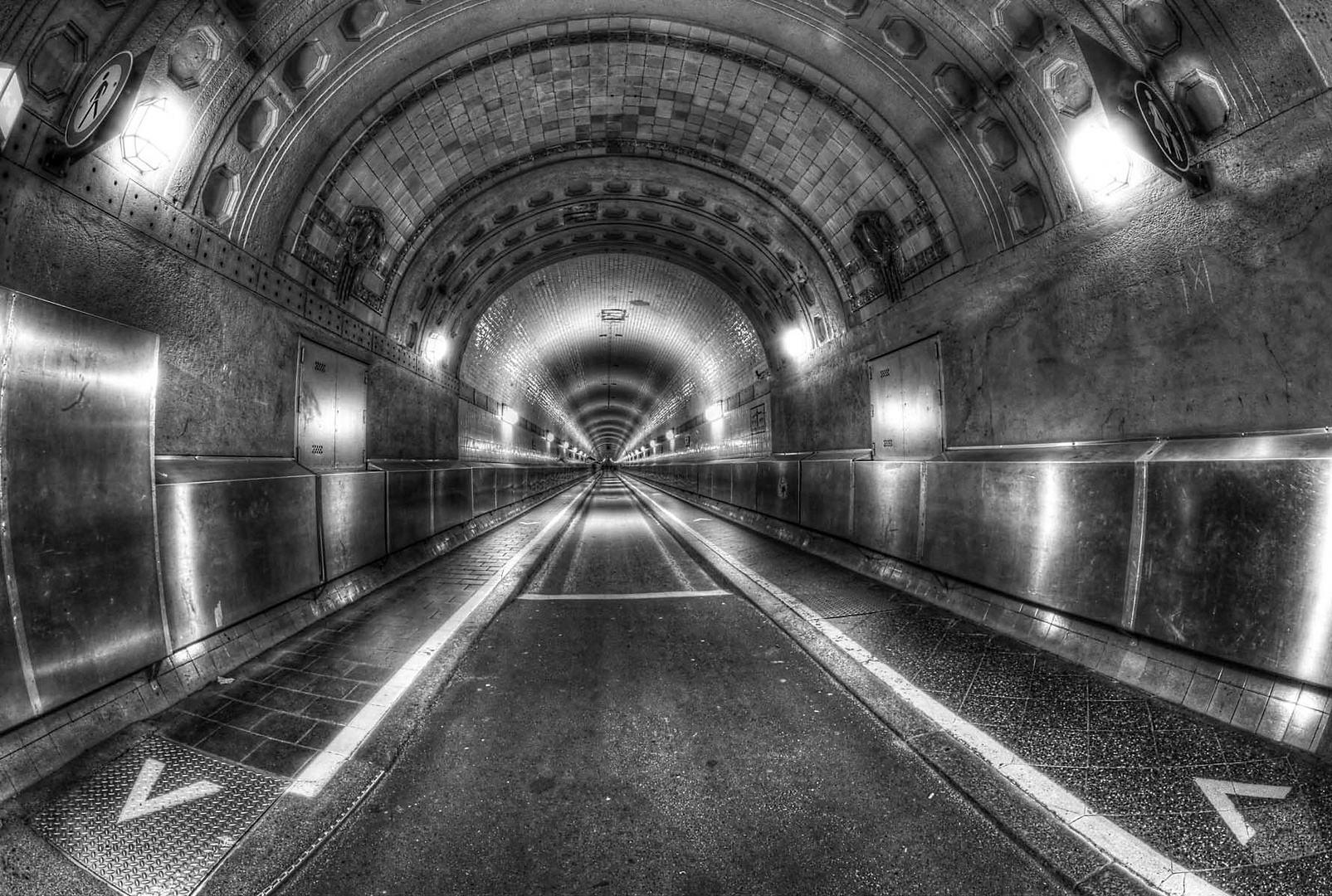 Tunnel mit Geschichte - und Kontrast