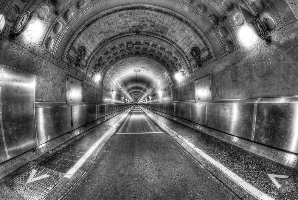 Tunnel mit Geschichte - und Kontrast