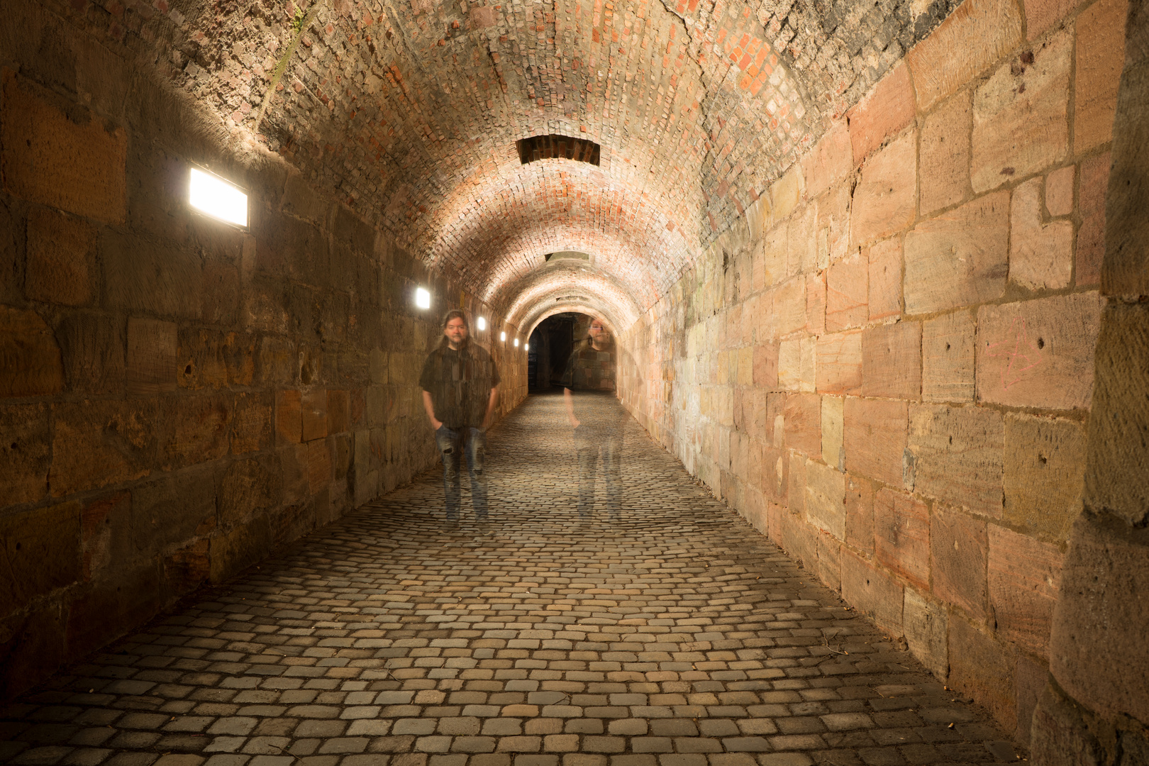 Tunnel mit Schemen