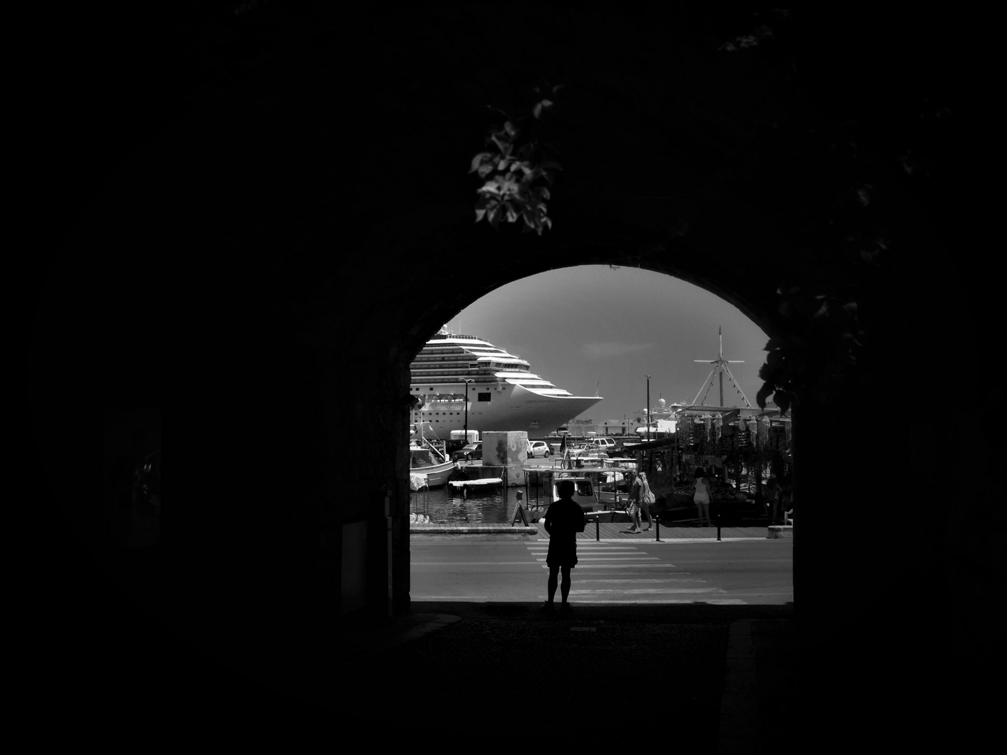 Tunnelblick am schwarzweißen Freitag - Blick auf den Mandraki-Hafen von Rhodos-Stadt