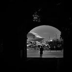 Tunnelblick am schwarzweißen Freitag - Blick auf den Mandraki-Hafen von Rhodos-Stadt