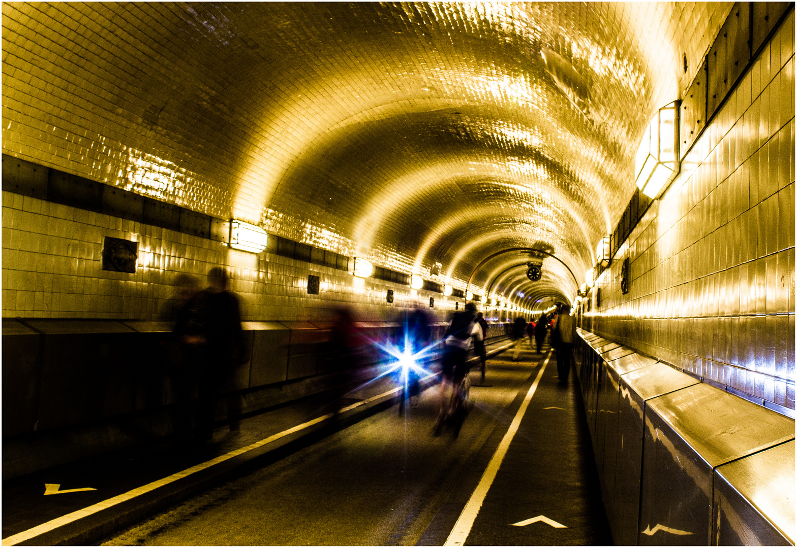 TUNNELBLICK ... in den alten Hamburger Elbtunnel.