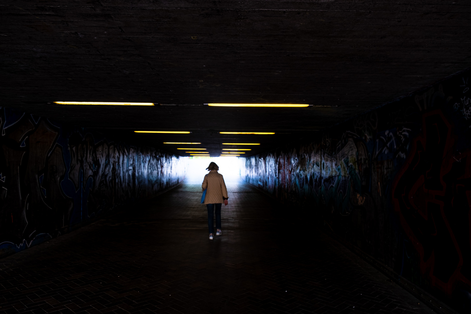 Tunnelblick mit Fußgängerin