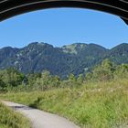 Tunnelblick zu den Gipfeln des Brauneck