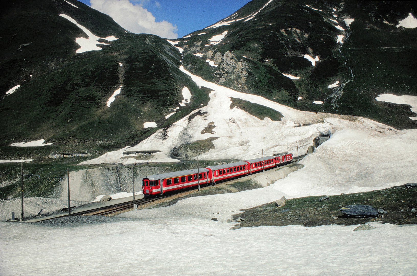 Tunneleinfahrt durch Lawinenschnee 1981