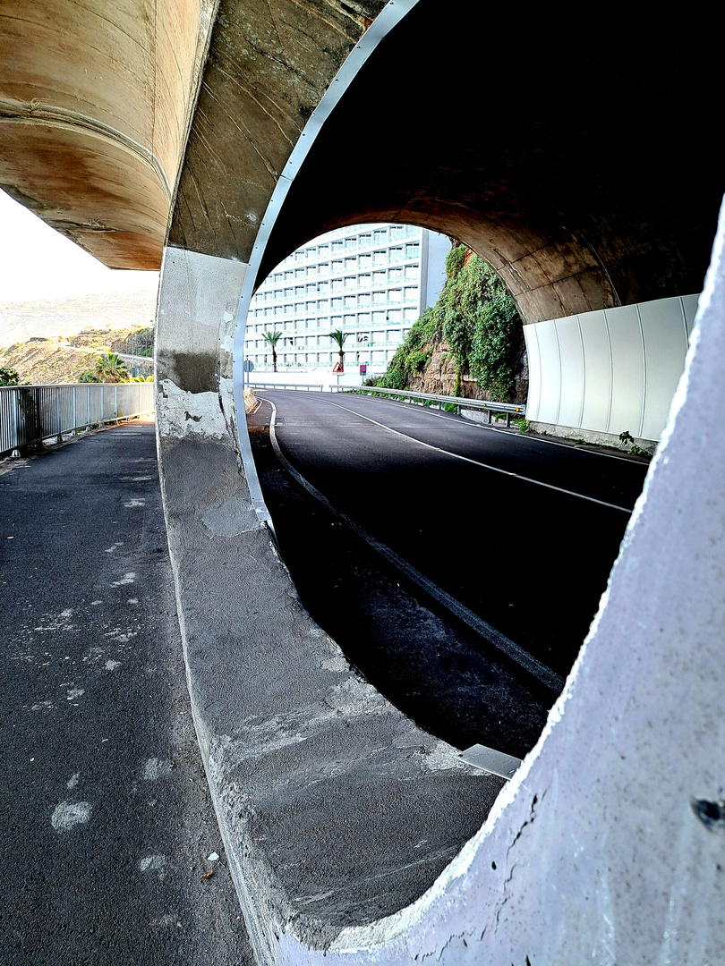 Tunnelstraße am Meer