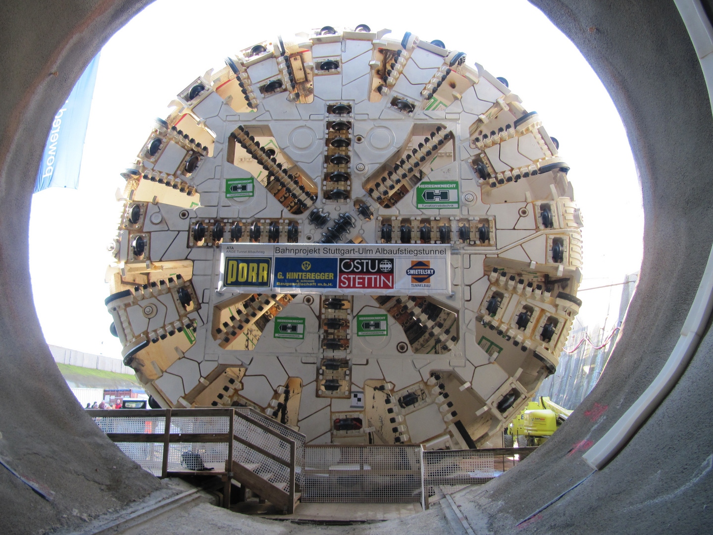 Tunnelvortriebsmaschine am Portal Aichelberg