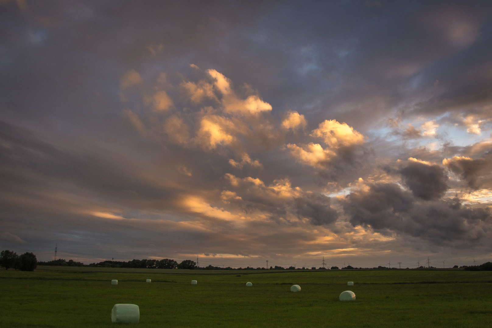 Turbulente Wolken über der Heuwiese